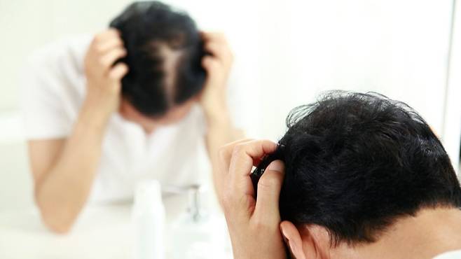 겨울철에는 춥고 건조한&nbsp;기후로&nbsp;두피와 모발이 약해지기&nbsp;쉽다&nbsp;|&nbsp;출처:&nbsp;클립아트코리아