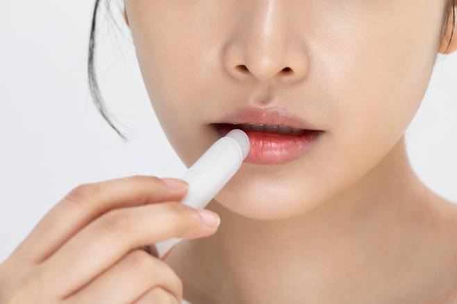 유통기한 지난 립밤을 아깝다는 이유로 계속 입술에 사용하면 피부염에 걸릴 수 있다. 사진=게티이미지뱅크