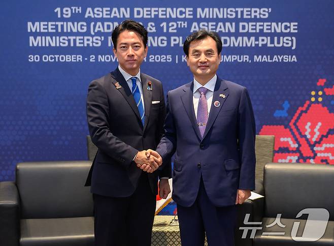 안규백 국방부 장관과 고이즈미 신지로 일본 방위상이 2025년 11월 1일 말레이시아 쿠알라룸푸르에서 열린 제12차 아세안 확대 국방장관회의에서 만나 악수하고 있다. (국방부 제공. 재판매 및 DB 금지) 2025.11.1/뉴스1