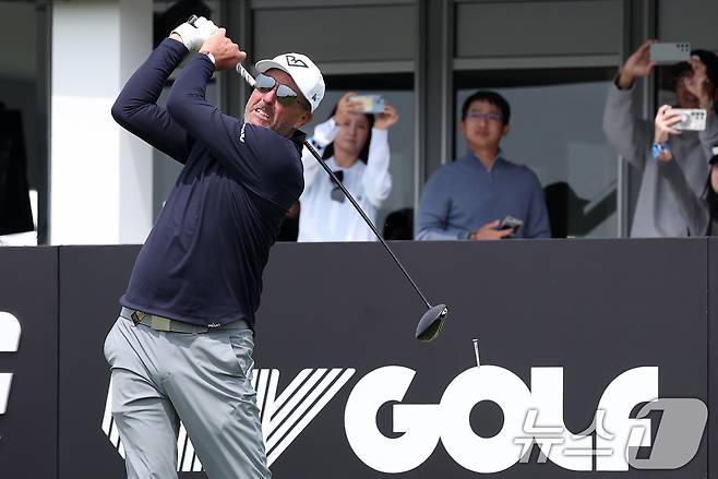 LIV 골프가 상금을 확대한다. 사진은 지난해 인천에서 펼쳐진 LIV 골프 코리아에 출전한 필 미켈슨. /뉴스1 ⓒ News1 김성진 기자