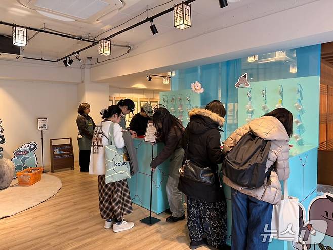 일본 도쿄 시부야 복합문화공간 오픈베이스에서 29일 개장한 강릉시 팝업스토어 '강릉에서 온 마리의 비밀잡화점' 첫날 모습.(강릉시 제공, 재판매 및 DB 금지) 2026.1.29/뉴스1