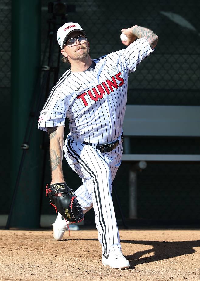 LG 트윈스 아시아쿼터 선수 라클란 웰스가 28일(현지시간) 미국 애리조나주 스코츠데일에서 열린 LG 스프링캠프에서 불펜 피칭을 소화하고 있다. (LG 트윈스 제공)