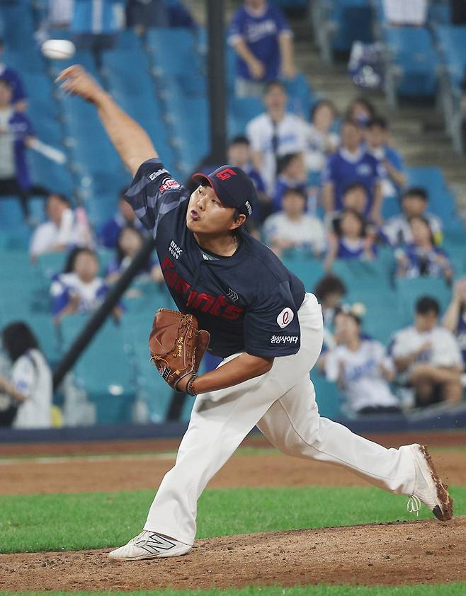 24일 대구 삼성라이온즈파크에서 열린 프로야구 롯데와 삼성의 경기. 2회 말 롯데 선발투수 박진이 역투하고 있다. 사진 | 연합뉴스