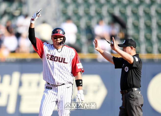 LG 이재원이 18일 잠실야구장에서 열린 2023 KBO리그 두산과 경기 2회말 1사 2루타를 친 후 세리머니를 하고 있다. 잠실 | 최승섭기자 thunder@sportsseoul.com
