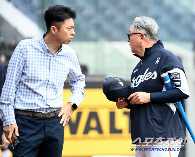 3일 대전 한화생명볼파크에서 열린 KT와 한화의 경기, 한화 김경문 감독이 손혁 단장과 이야기를 나누고 있다. 대전=허상욱 기자wook@sportschosun.com/2025.06.03/