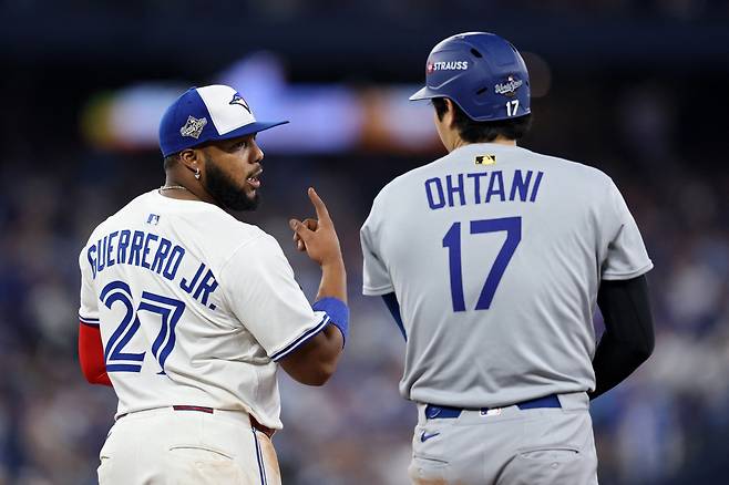 지난해 월드시리즈 7차전서 만나 이야기를 나누고 있는 오타니와 게레로 주니어. AFP연합뉴스