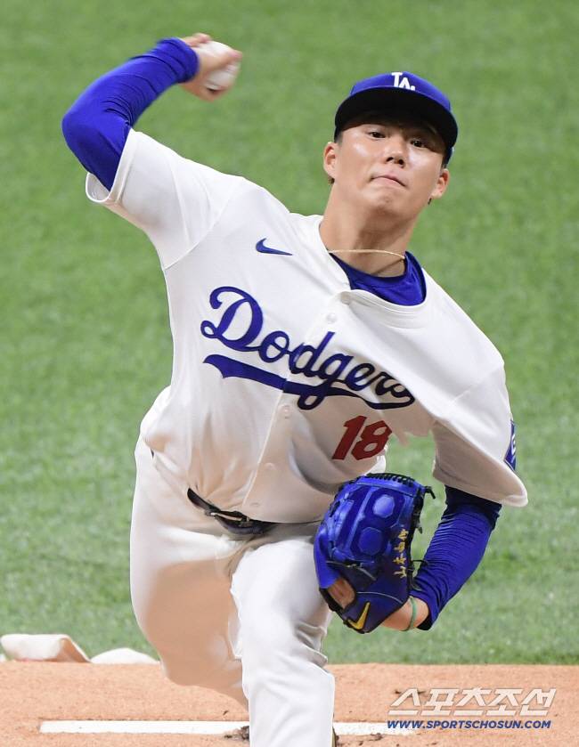 21일 서울 고척스카이돔에서 열린 'MLB 월드투어 서울 시리즈 2024' LA 다저스와 샌디에이고 파드리스의 경기. 다저스 선발 야마모토가 투구하고 있다. 고척=정재근 기자 cjg@sportschosun.com/2024.3.21/