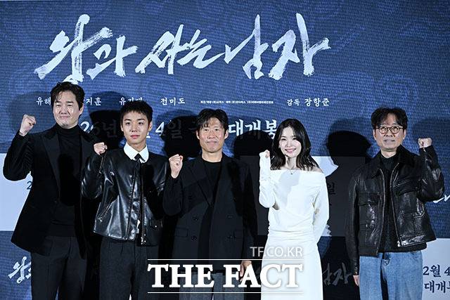 장항준 감독(오른쪽)은 단종 역을 맡아 열연을 펼친 박지훈을 두고 "그가 안 했다면 다른 배우가 연기했겠지만 이 정도의 이홍위가 나왔을까라는 의문은 있다"고 극찬했다. /남용희 기자