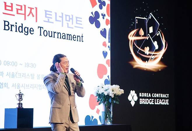 제8회 반얀트리 컵 축하 공연에 나선 가수 바비 킴.