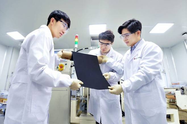 LG에너지솔루션 연구원이 지난해 3월 13일 대전기술연구원에서 건식전극을 살펴 보고있다. LG에너지솔루션 제공