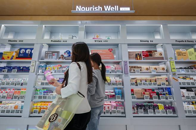 29일 서울 중구 광화문D타워 올리브베러 매장에 상품이 진열된 모습./연합뉴스