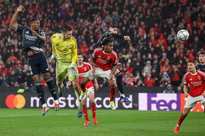 29일 레알 마드리드와의 경기에서 후반 경기 종료 직전 절묘한 극적 헤딩골을 터트리고 있는 벤피카 골키퍼 아나톨라 트루빈(노란색 유니폼)./EPA 연합뉴스