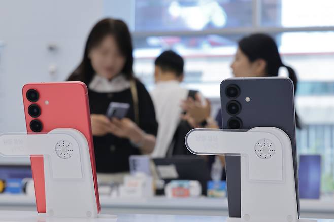 ‘갤럭시S25 시리즈’가 전시돼 있는 모습./뉴스1