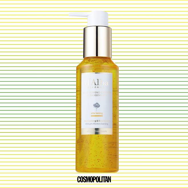 건조한 날씨에 거칠어진 피부 결과 속땅김을 케어하는 클렌저. 피지 유사 구조의 호호바 오일 성분이 블랙헤드와 피지를 말끔히 세정하고, 비타민 C와 글루타티온 성분이 피부에 생기를 부여한다. 4만원 d’Alba.