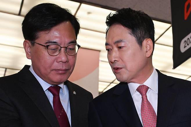 장동혁(오른쪽) 국민의힘 대표가 28일 서울 서초구 하나로마트 양재점에서 국민의힘 물가점검 현장방문에 참석해 송언석 국민의힘 원내대표와 이야기를 나누고 있다. (공동취재) 2025.01.28. 서울=뉴시스