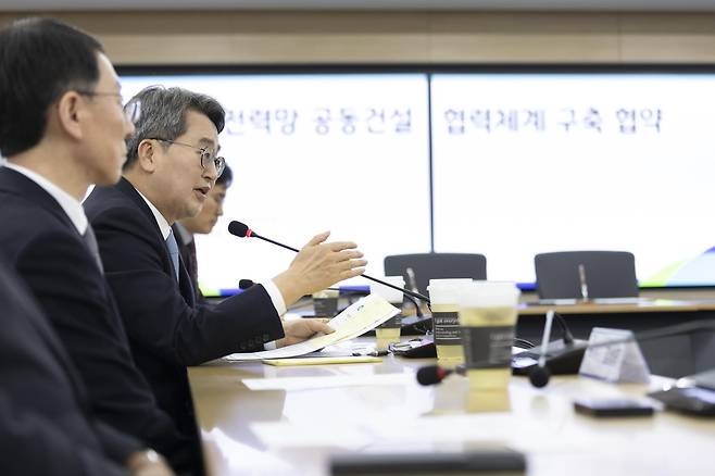 김동연 경기도지사가 경기도청 서희 홀에서 최근 열린 ‘도로-전력망 공동 건설 협력체계 구축 협약’에서 인사말을 하고 있다. 경기도 제공