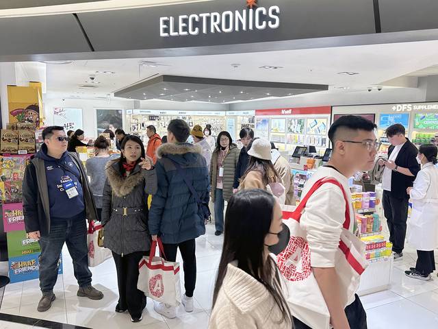 서울 중구 롯데면세점 명동본점에서 중국인 고객들이 쇼핑을 하고 있다. [롯데면세점 제공]