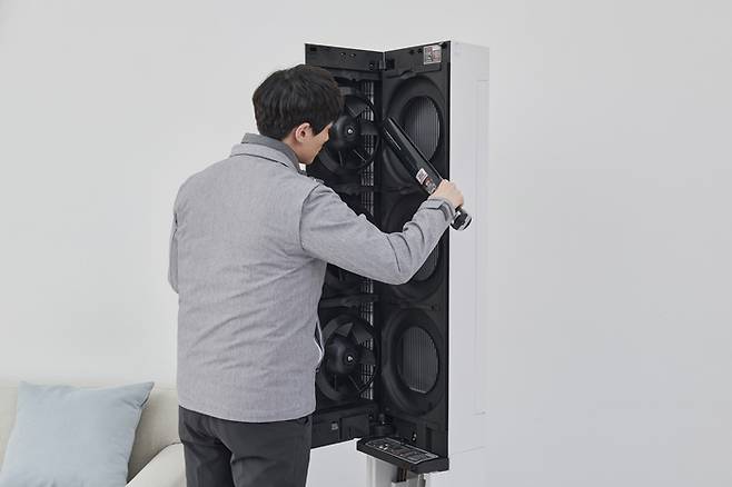 LG 에어컨 내부를 자외선으로 소독하고 있는 모습 (사진=LG전자)