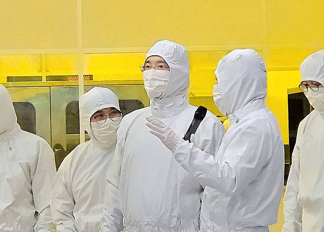 이재용 삼성전자 회장이 지난해 12월 22일 삼성전자 기흥캠퍼스 내 첨단 복합 반도체 연구개발(R&D) 센터인 NRD-K 클린룸 시설을 살펴보고 있다. 삼성전자 제공