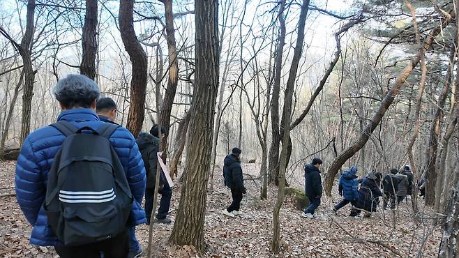 괴산자연드림 근처에 있는 비학산을 찾은 고지혈학교 참가자들. 고지혈학교에서는 좋은 식습관과 함께 좋은 운동 습관을 강조한다. 매일매일 하루 30분의 인터벌 운동을 하고, 1주일에 한번은 등산 등 중·고강도 운동을 120분 이상 할 것을 권한다.