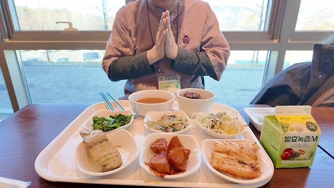 지난 9일 한 참석자가 괴산자연드림 내에서 점심식사를 하고 있다. 식판 위에 담긴 반찬이 대부분 야채와 생선이다. 식사는 식이섬유가 풍부한 채소(발효녹즙)를 먼저 먹고, 그다음 단백질(까망콩 낫또, 고기/생선), 마지막에 탄수화물(밥)을 먹는 방식이다. ‘거꾸로 식사법’이라고 불리는 이 식사법은 혈당과 중성지방, 콜레스테롤 수치를 효율적으로 낮추는 식이요법이다.