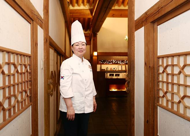 여성으로 한국 최초 5성급 호텔 한식당 총괄 셰프가 된 이금희 조리장. 박미향 선임기자