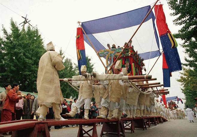 1998년 서울 강동구 암사동 선사시대 유적지에서 바위절마을 호상놀이 보존회가 강동 지역 전통 민속놀이인 호상놀이를 재현하며 800㎏이 넘는 큰 상여를 메고 외나무다리를 건너는 아슬아슬한 풍경을 연출하고 있다. 한겨레 자료사진