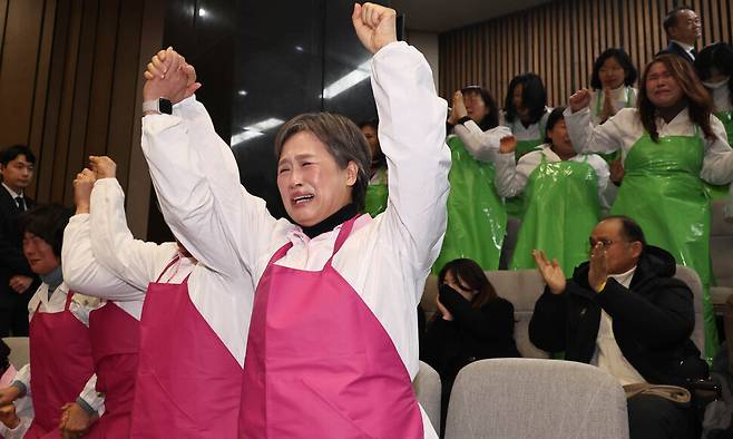 학교급식 노동자들이 29일 국회 본회의에서 학교급식법일부개정법률안이 통과되자 기뻐하고 있다. 윤운식 선임기자 yws@hani.co.kr