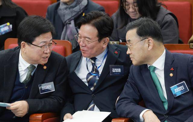 차정인(오른쪽) 국가교육위원회 위원장이 20일 국회도서관에서 더불어민주당 강득구 의원실과 출신학교채용차별방지법 국민운동이 개최한 '출신학교·학력 채용 차별 방지법 국민대회'에 참석해 최교진(왼쪽) 교육부 장관, 김영훈 고용노동부 장관과 대화하고 있다. 연합뉴스