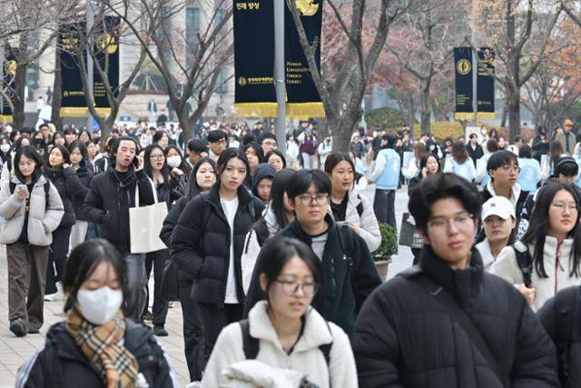 논술고사를 마친 수험생들이 지난해 11월 서울 동대문구에 위치한 한국외대 캠퍼스를 빠져나오고 있다. 최주연 기자