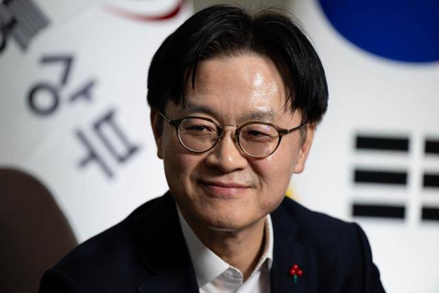 김정관 산업통상부 장관이 21일 정부서울청사에서 한국일보와 인터뷰하며 밝게 미소 짓고 있다. 박시몬 기자