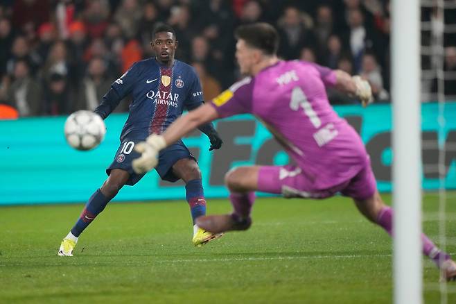 <yonhap photo-2344=""> PSG's Ousmane Dembele shoots on goal during a Champions League opening phase soccer match between Paris Saint-Germain and Newcastle in Wednesday, Jan. 28, 2026. (AP Photo/Michel Euler)/2026-01-29 05:26:20/ <저작권자 ⓒ 19802026 ㈜연합뉴스. 무단 전재 재배포 금지, AI 학습 및 활용 금지></yonhap>