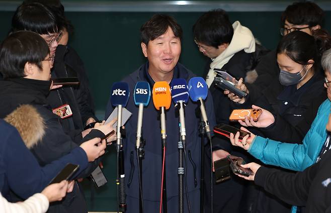 <yonhap photo-7463="">류지현 한국 야구대표팀 감독이 21일 인천국제공항 1터미널에서 월드베이스볼클래식(WBC) 1차 캠프를 마치고 귀국하며 인터뷰하고 있다. 2026.1.21 [연합뉴스]</yonhap>