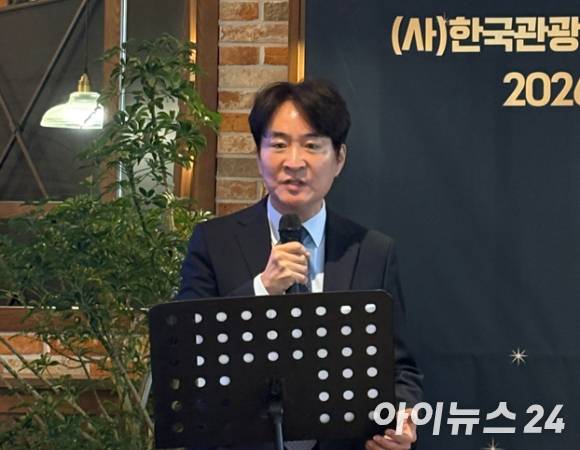 서원석 한국관광학회장이 29일 서울 강남구 아난티 앳 강남에서 열린 '학회장 신년 기자간담회 및 2026 관광트렌드 발표회'에서 인사말을 전하고 있다. 인사말을 전하고 있다.  [사진=설래온 기자 ]