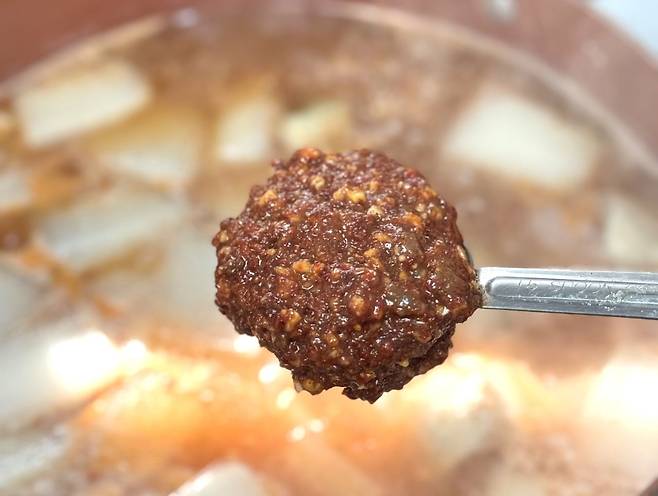 동태찌개는 고추장보다 된장을 써야 국물이 깔끔하다. 사진 이정웅