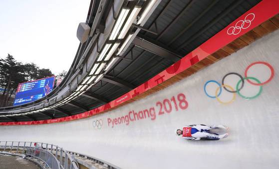 [올림픽] '총알 탄 거 아닙니다'   (평창=연합뉴스) 한종찬 기자 = 10일 강원도 평창군 슬라이딩센터에서 열린 여자 루지 연습 경기에서 대한민국 루지 여자 대표 성은령이 얼음을 가르며 질주하고 있다. 2018.2.10   saba@yna.co.kr (끝)  〈저작권자(c) 연합뉴스, 무단 전재-재배포 금지〉