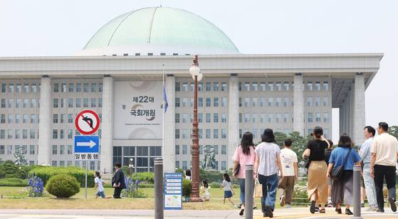 2024년 6월 6일 서울 여의도 국회의사당에서 시민들이 지나다니고 있다. 여야는 국회 법이 정한 시한인 오는 7일 자정까지 상임위원회 선임안을 제출해야 한다. 뉴스1