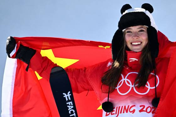 2022년 베이징 동계올림픽에서 금메달을 따고 오성홍기를 두른 구아이링. AFP=연합뉴스