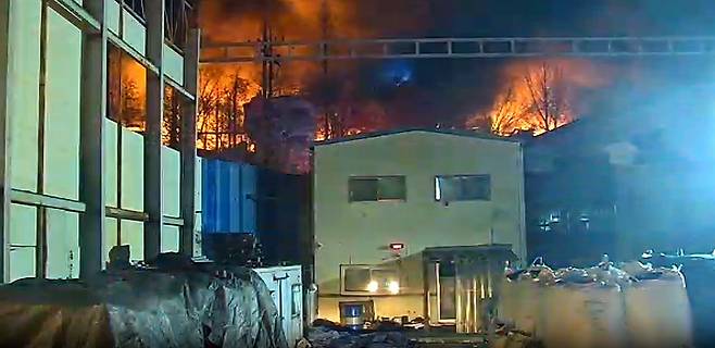 경남 김해시 생림면에 위치한 공장에서 화재가 발생해 소방 당국이 '대응 2단계'를 발령했다.  소방청은 29일 오후 7시 24분 경남 김해시 생림면의 한 비철금속제조업 공장에서 발생한 화재로 소방 대응 2단계를 발령해 진화작업을 벌이고 있다고 밝혔다. 사진 경남소방본부