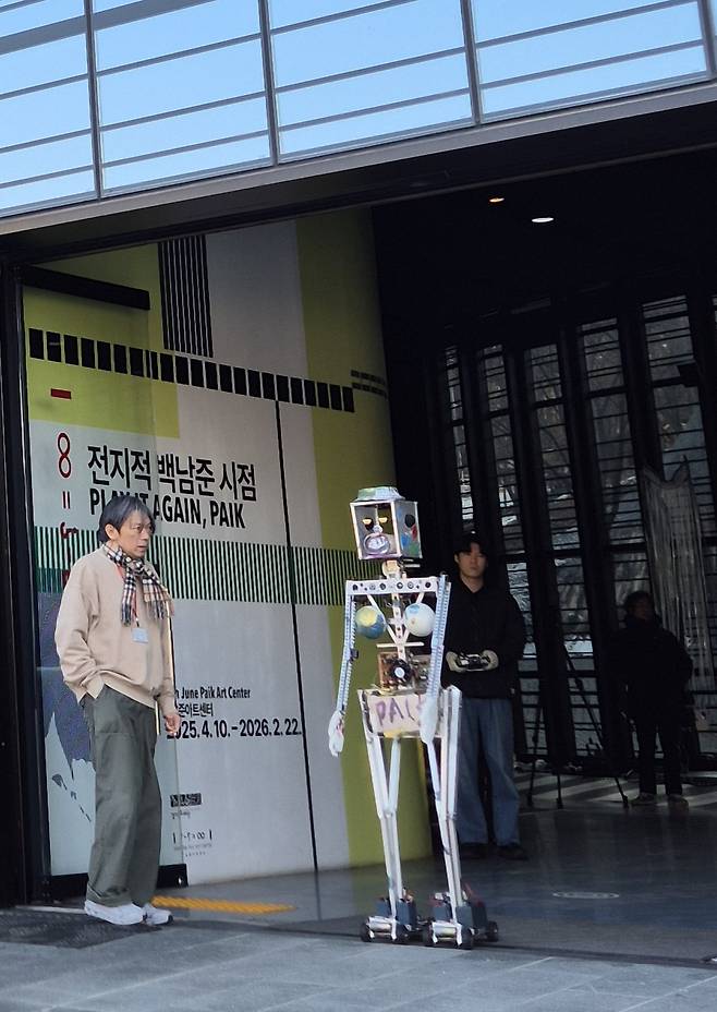 ″Robot K-456″ (1964/1996) by Nam June Paik takes its first steps in decades outside the Nam June Paik Art Center in Yongin, Gyeonggi, on Jan. 27. Media artist Kwon Byung-jun is shown on the left. [KWON KEUN-YOUNG]