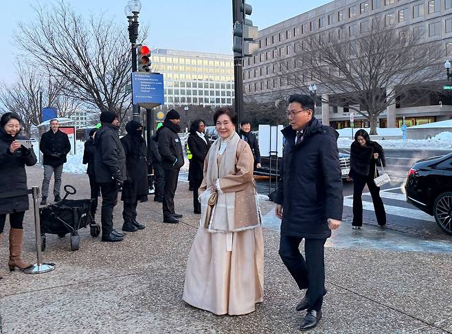 Hong Ra-hee, center, honorary director of the Leeum Museum of Art, enters the “Lee Kun-hee Collection” gala venue on Jan. 28 at the Smithsonian Arts and Industries Building in Washington, accompanied by her son-in-law Kim Jae-yeol, president of Samsung Global Research. [YONHAP]
