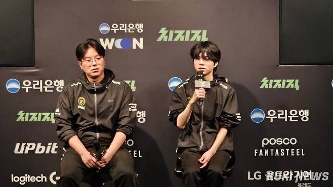 (왼쪽부터) 박준석 BNK 피어엑스 감독과 ‘디아블’ 남대근이 29일 오후 5시 서울 종로구 치지직 롤파크 LCK 아레나에서 열린 DN 수퍼스와의 ‘2026 LCK컵’ 그룹 배틀 경기가 끝나고 취재진과 기자회견을 하고 있다. 송한석 기자