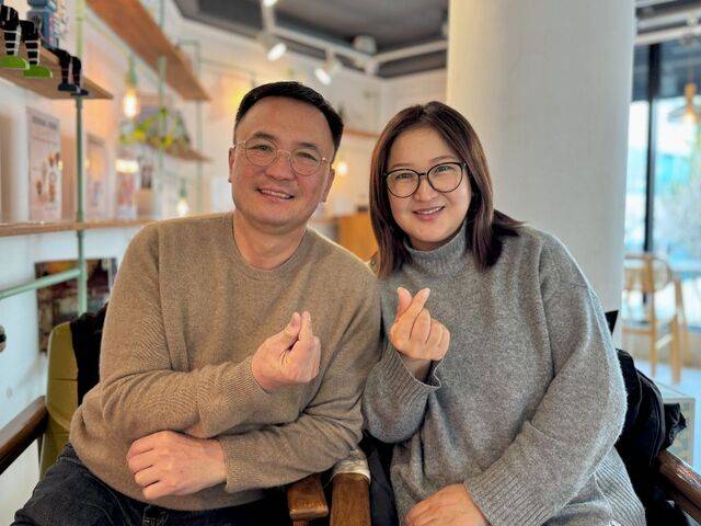 서욤보(왼쪽) 목사와 차차 사모가 지난 26일 서울 노원구 한 카페에서 손가락 하트를 만들어 보이고 있다.