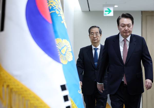 ▲ 2023년 3월21일 윤석열 대통령이 서울 용산 대통령실 청사에서 열린 국무회의에 한덕수 국무총리와 함께 입장하고 있다. ⓒ연합뉴스