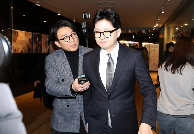 국민의힘 한동훈 전 대표가 28일 서울 영등포구의 한 영화관에서 영화 ‘잊혀진 대통령: 김영삼의 개혁 시대’를 관람하기 위해 이동하던 중 취재진의 질문에 답하지 않은 채 이동하고 있다. [연합뉴스]