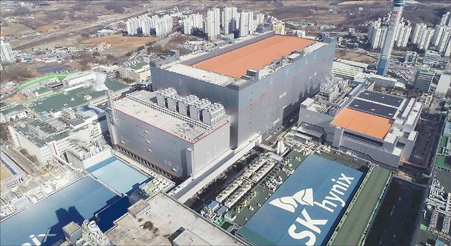 일회성 현금 대신 주식을 무상 지급해 기업과 직원의 이해관계를 일치시키는 성과 연동 주식 보상 제도 RSU가 주목받고 있다. 사진은 SK하이닉스 본사 전경. (SK하이닉스 제공)