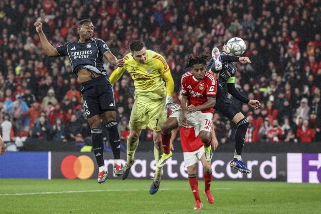 벤피카의 골키퍼 아나톨리 트루빈(가운데)이 29일 오전(한국시간) 포르투갈 리스본의 이스타디우 다 루스에서 열린 UEFA 챔피언스리그 리그 페이즈 8차전에서 경기 종료 직전인 후반 53분 헤더골을 넣고 있다.  EPA 연합뉴스