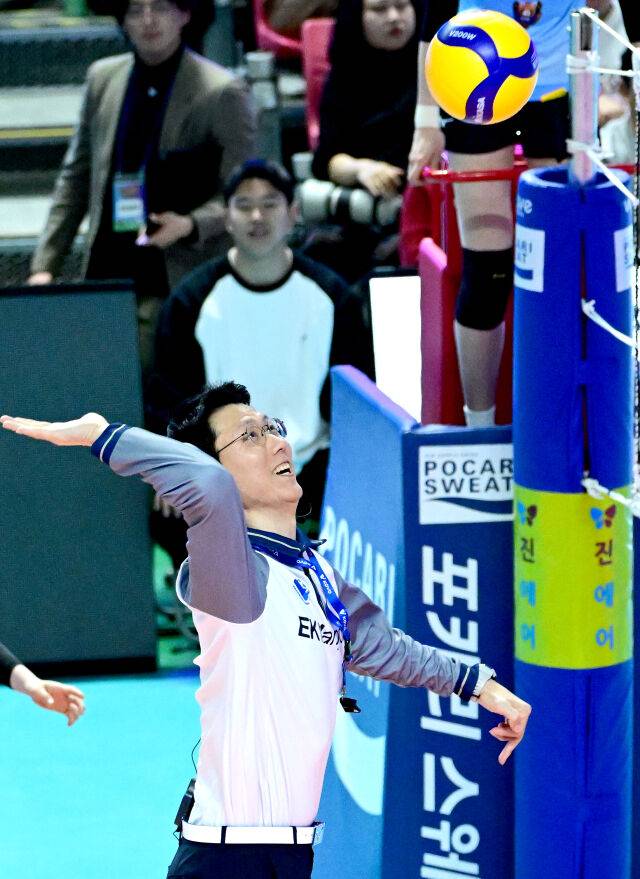 송인석 심판이 스파이크를 하고 있다 / 한국배구연맹(KOVO)