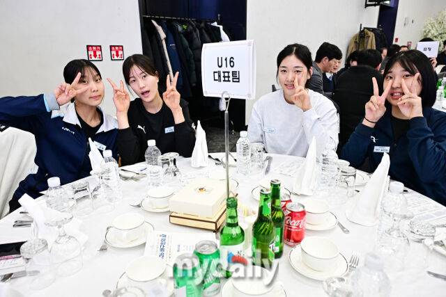 28일 서울 방이동 올림픽파크텔 올림피아홀에서 진행된 '2026 배구인의 밤' 행사가 열렸다. 행사에 참석한 한국 여자U16 대표팀 주장 손서연(오른쪽 두 번째)과 선수들./송파 = 한혁승 기자