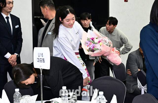 ▲ 시상식이 끝나고 쌀 포대를 떨어뜨릴 듯 자리에 도착한 손서연.